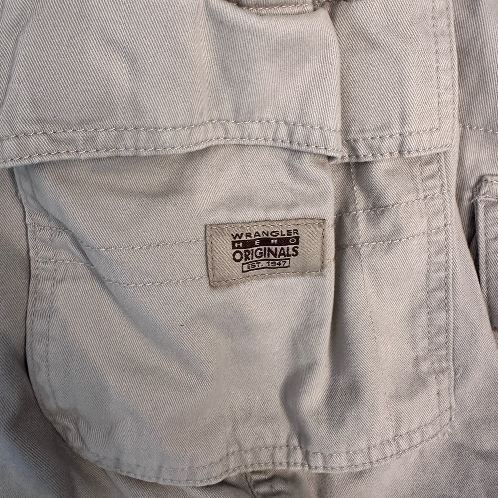 Wrangler cream Cargo Shorts with Sturdy Construction - Picture 3 of 5